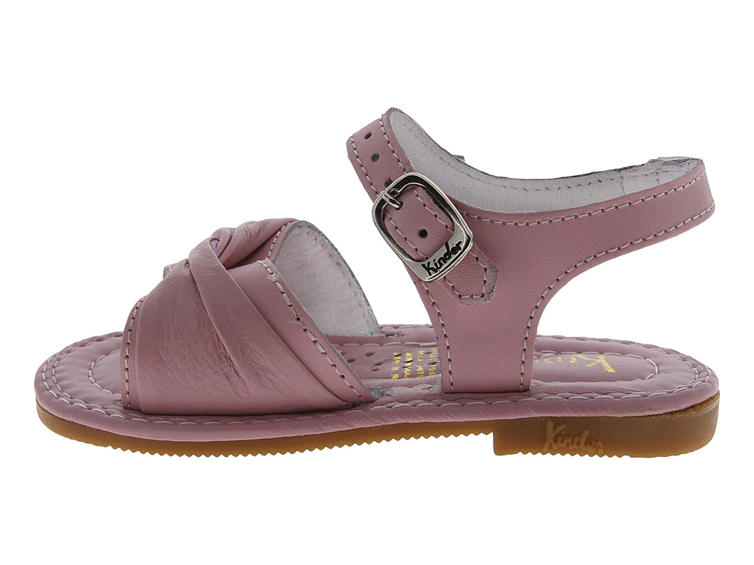 Sandalias color rosa pastel para niña con correas ajustables y hebillas plateadas.