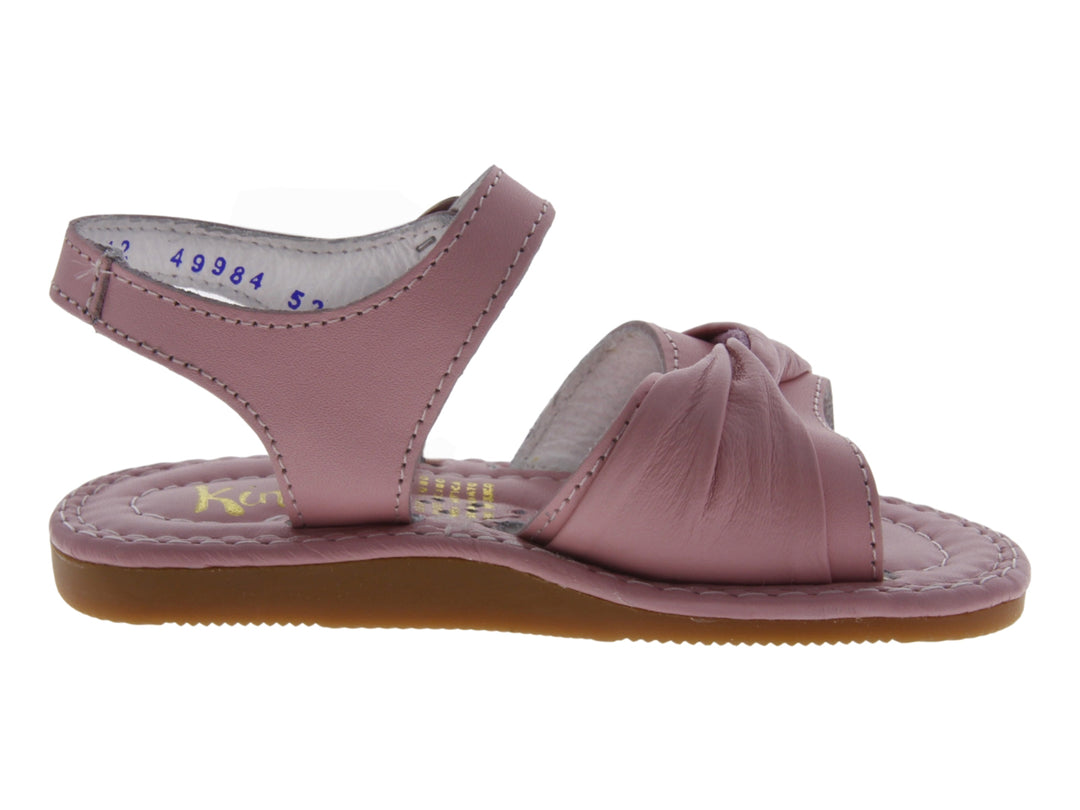 Sandalias color rosa pastel para niña con correas ajustables y hebillas plateadas.