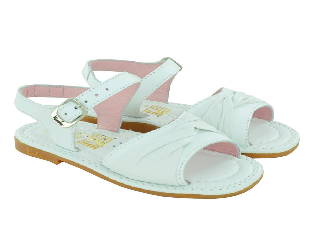 Sandalias blancas para niña con correas ajustables y hebilla metálica.