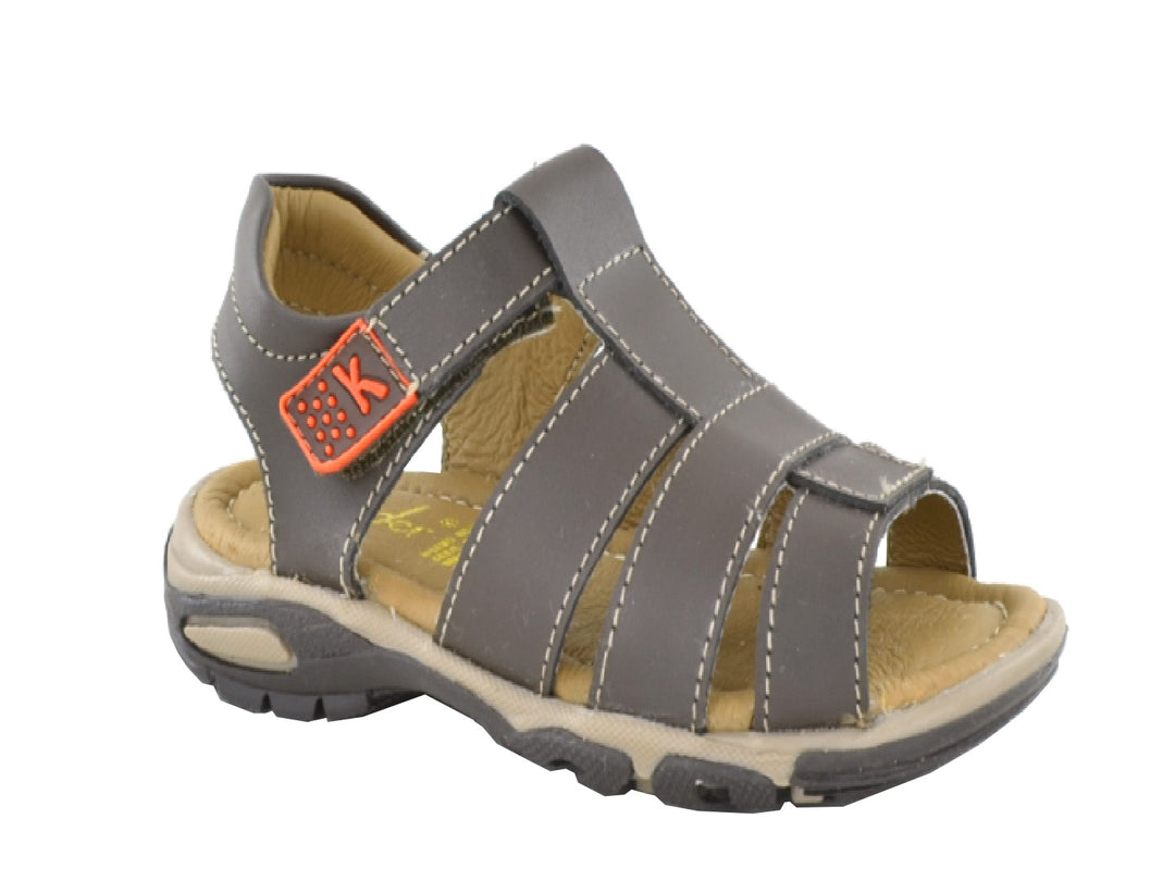 Sandalias color café para niño con correas y suela beige.
