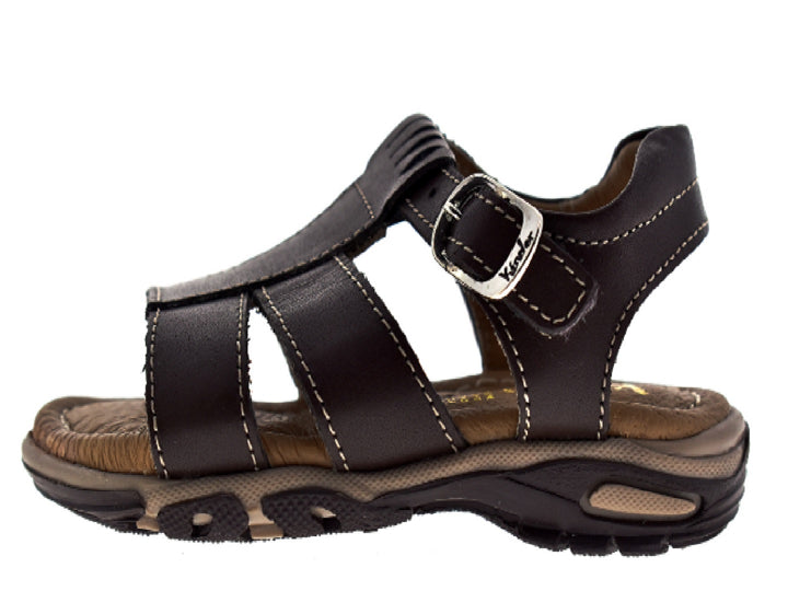 Sandalias color café para niño con correas ajustables y hebilla metálica.