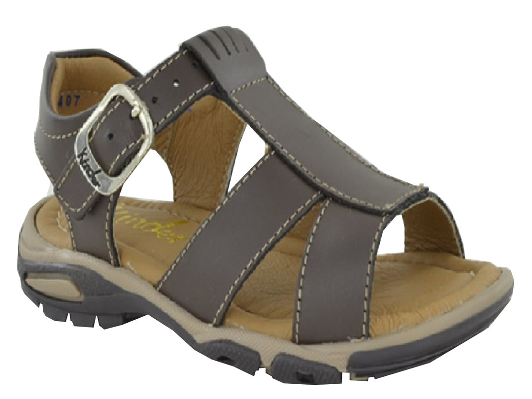 Sandalias color café para niño con correas ajustables y hebilla metálica.