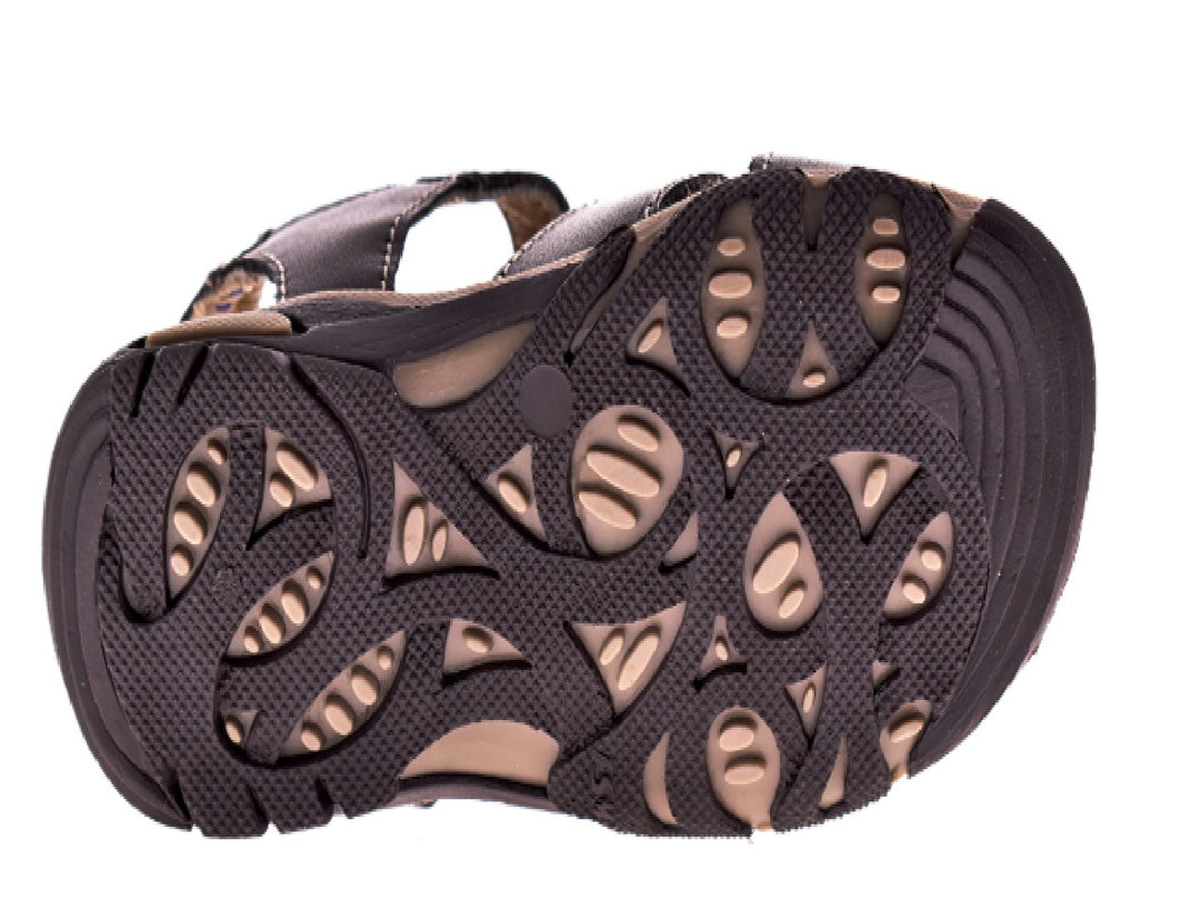 Sandalias color café para niño con correas ajustables y hebilla metálica.