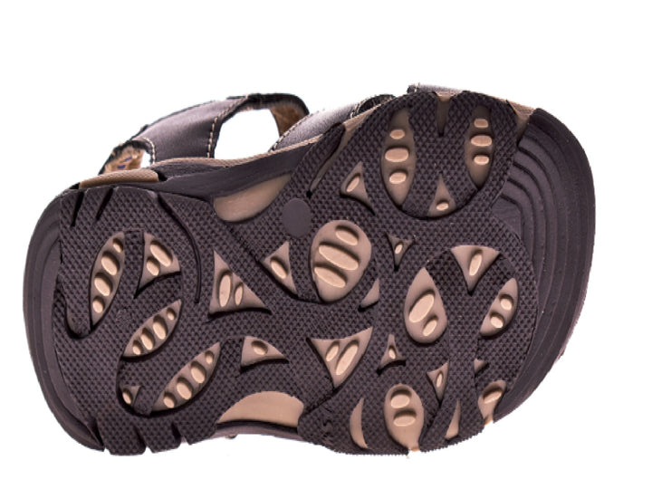 Sandalias color café para niño con correas ajustables y hebilla metálica.