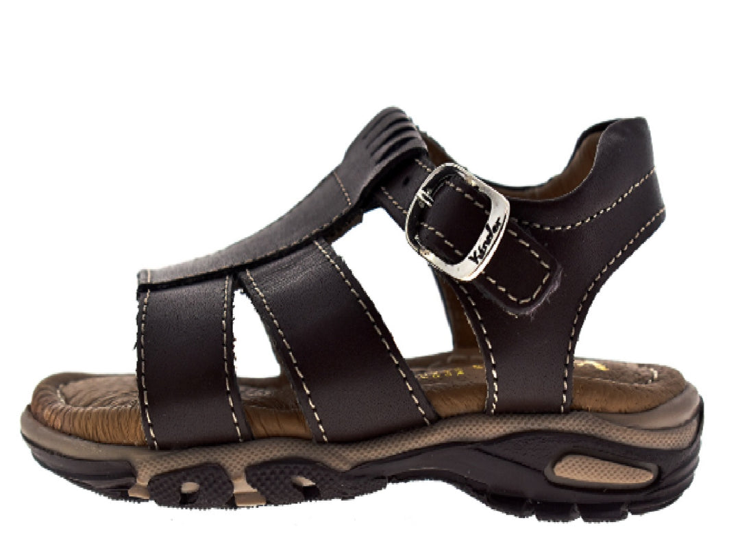 Sandalias color café para niño con correas ajustables y hebilla metálica.