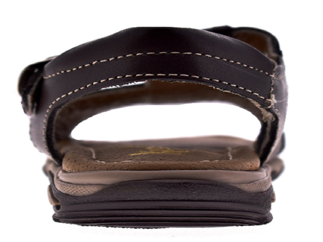 Sandalias color café para niño con correas ajustables y hebilla metálica.