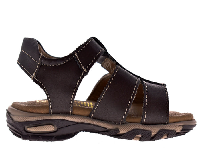 Sandalias color café para niño con correas ajustables y hebilla metálica.