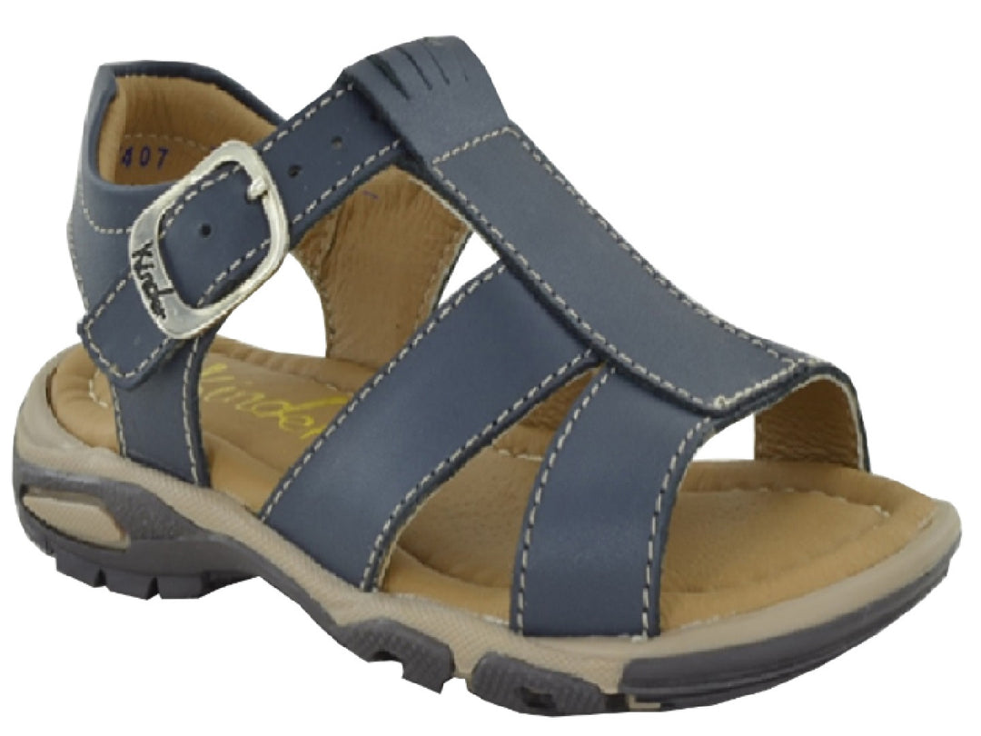 Sandalias para niño color azul marino con hebilla plateada y suela en tonos beige y gris.