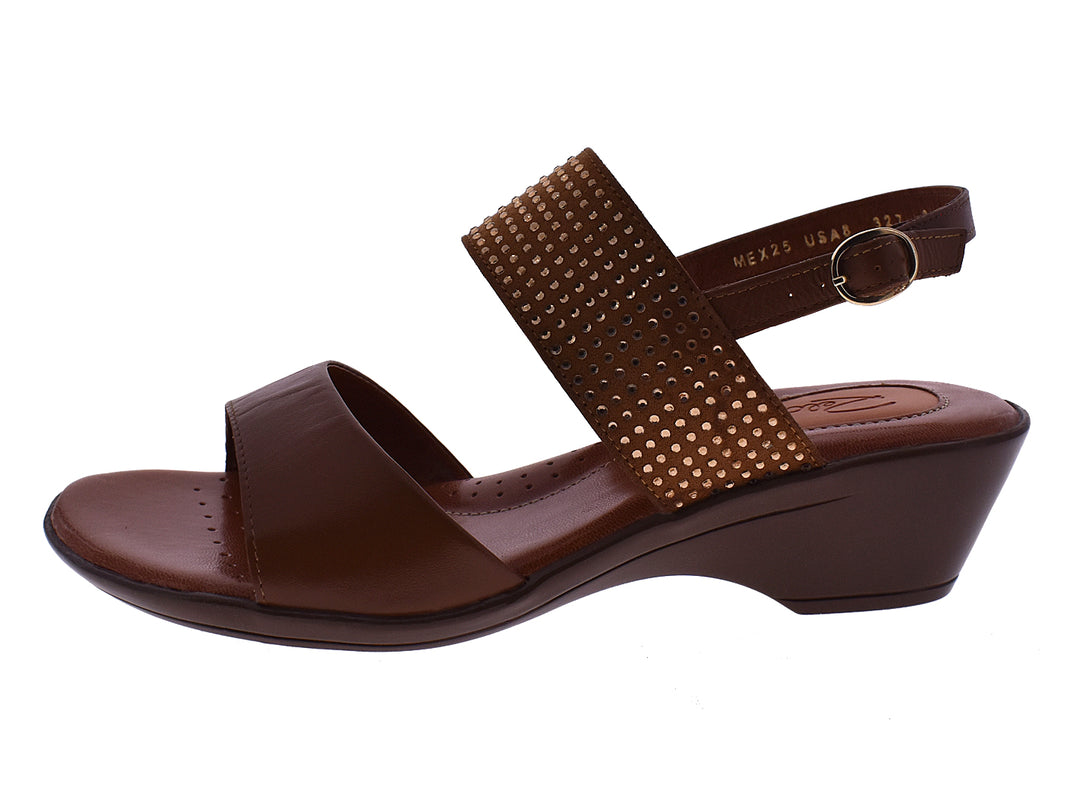 Sandalias color miel para mujer con tacón cuña y correas decoradas con tachuelas doradas.