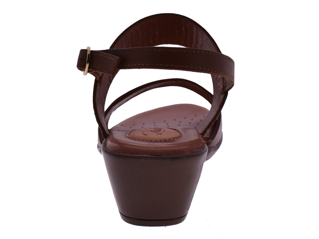Sandalias color miel para mujer con tacón cuña y correas decoradas con tachuelas doradas.
