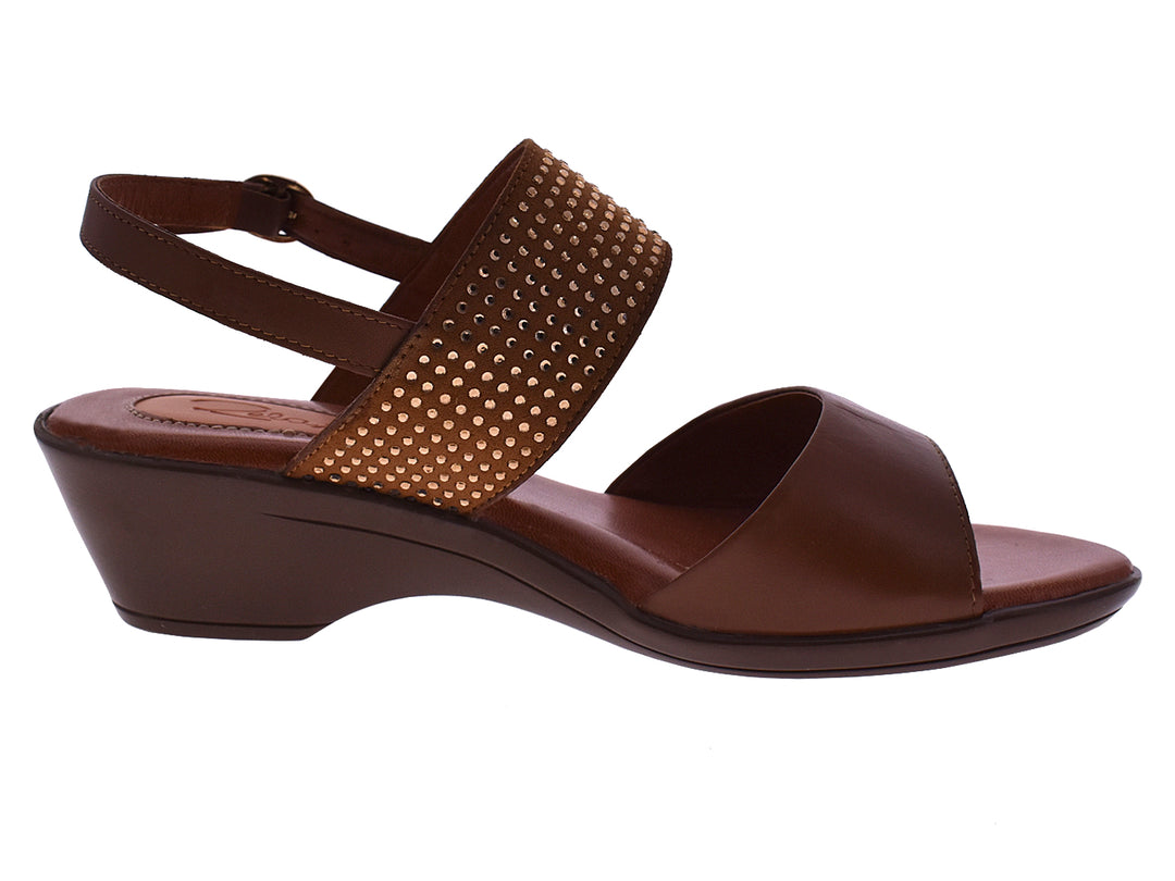 Sandalias color miel para mujer con tacón cuña y correas decoradas con tachuelas doradas.
