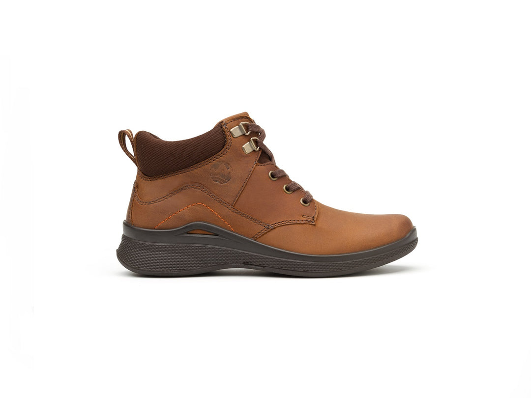Bota Flexi Outdoor para mujer en color tan con cordones y suela oscura.