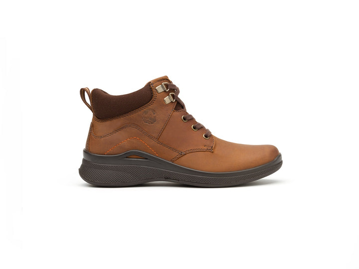 Bota Flexi Outdoor para mujer en color tan con cordones y suela oscura.