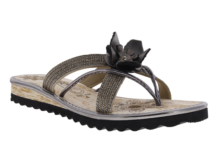 Sandalias para mujer color seda con tiras brillantes y detalle de flor en la parte superior.