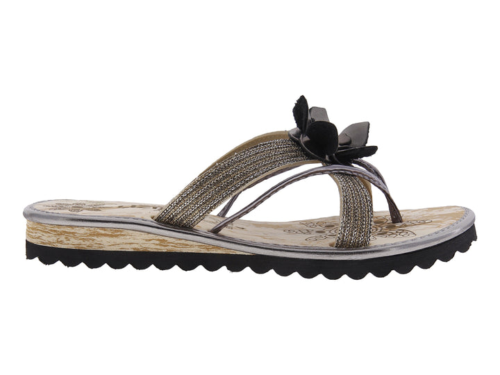 Sandalias para mujer color seda con tiras brillantes y detalle de flor en la parte superior.