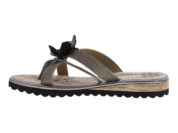 Sandalias para mujer color seda con tiras brillantes y detalle de flor en la parte superior.