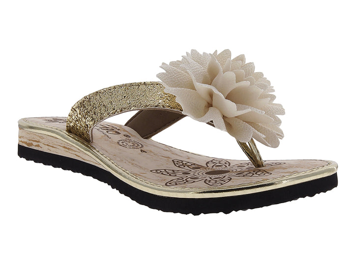 Sandalias color oro para mujer con adorno de flor blanca y suela negra.