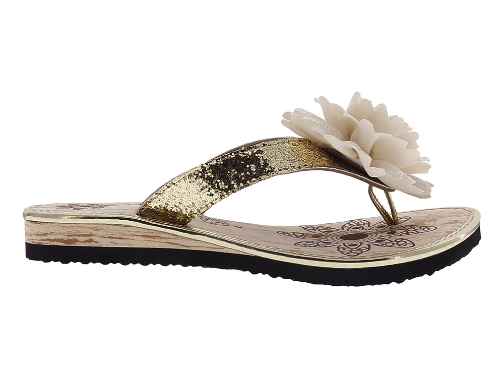 Sandalias color oro para mujer con adorno de flor blanca y suela negra.