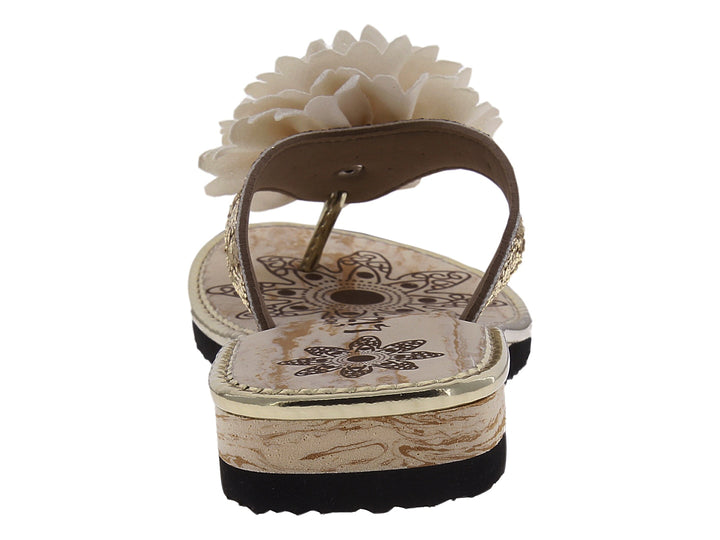Sandalias color oro para mujer con adorno de flor blanca y suela negra.