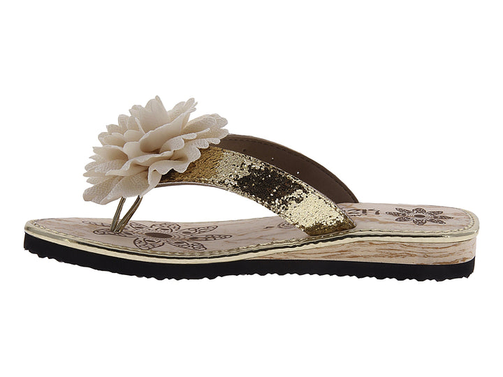 Sandalias color oro para mujer con adorno de flor blanca y suela negra.