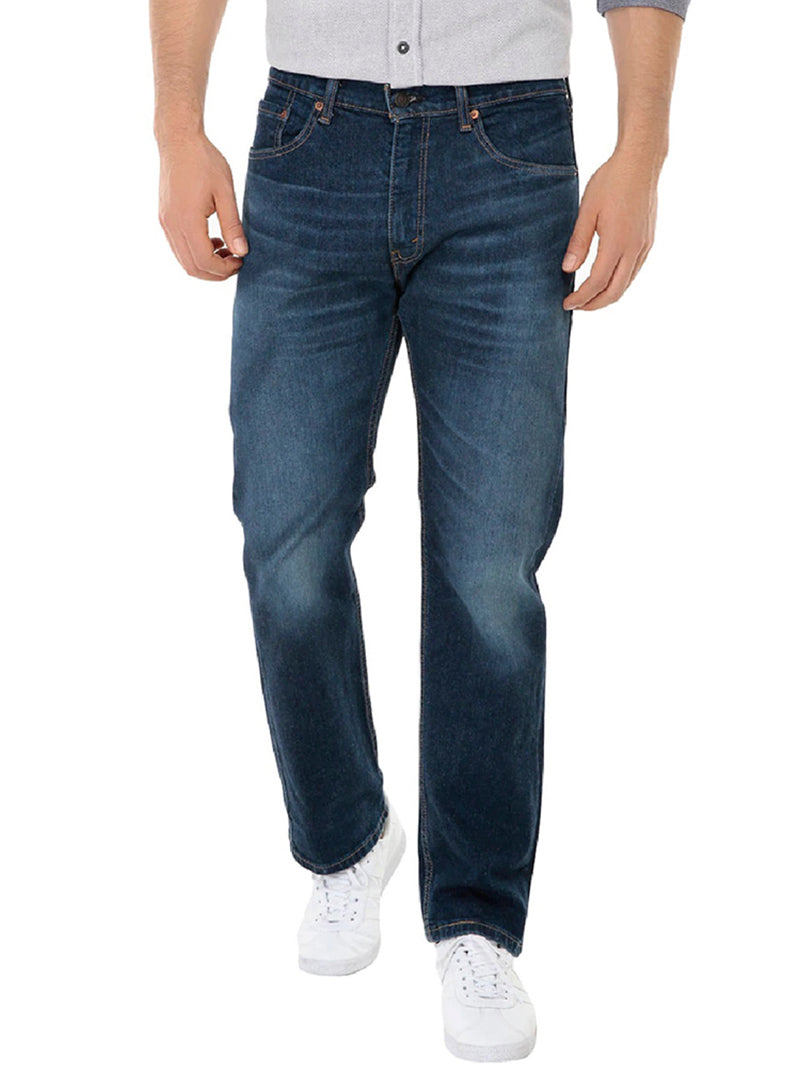 Hombre vistiendo pantalones jeans Levi's 505 color azul oscuro con corte regular fit.