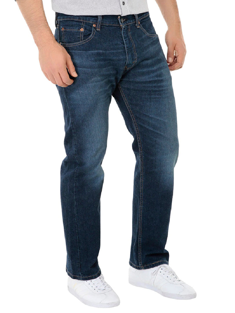 Hombre vistiendo pantalones jeans Levi's 505 color azul oscuro con corte regular fit.
