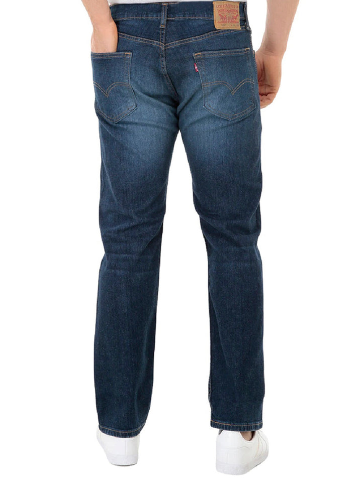 Hombre vistiendo pantalones jeans Levi&