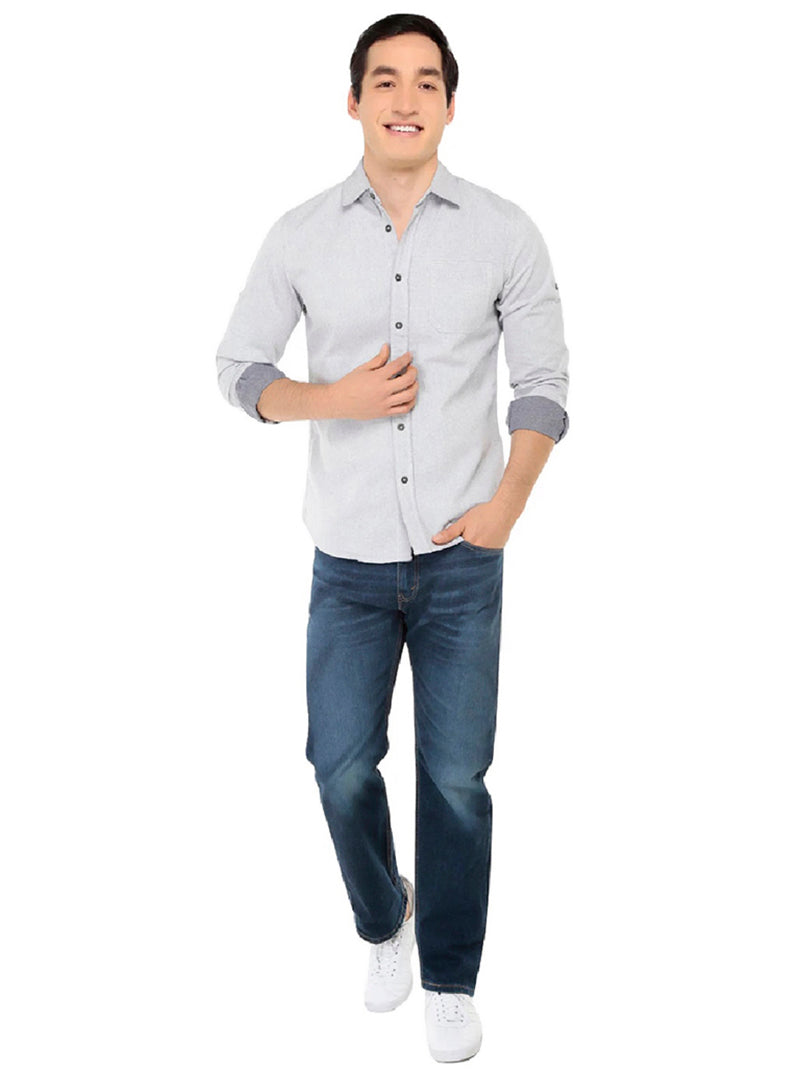 Hombre vistiendo pantalones jeans Levi&