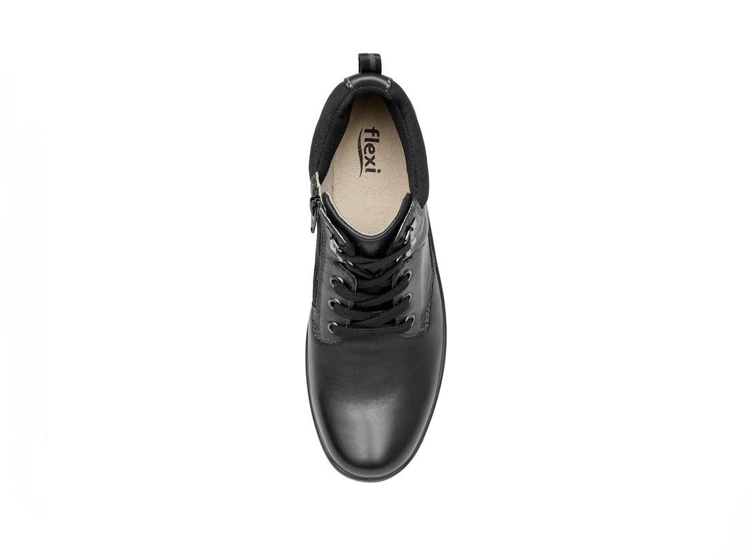 Bota Flexi Outdoor para mujer en color negro con cordones y suela cómoda.