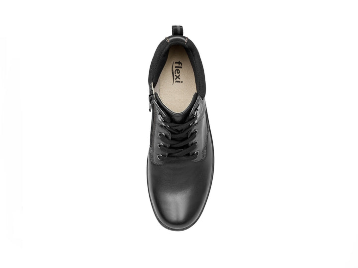 Bota Flexi Outdoor para mujer en color negro con cordones y suela cómoda.