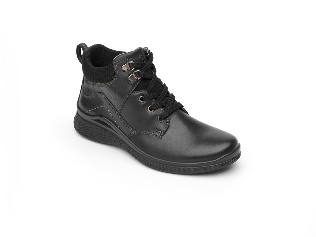 Bota Flexi Outdoor para mujer en color negro con cordones y suela cómoda.