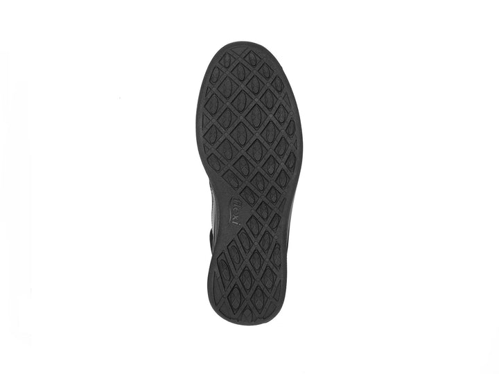 Bota Flexi Outdoor para mujer en color negro con cordones y suela cómoda.