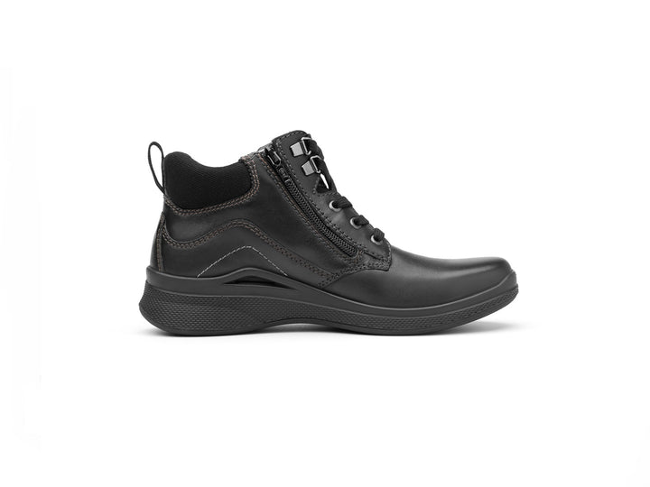 Bota Flexi Outdoor para mujer en color negro con cordones y suela cómoda.