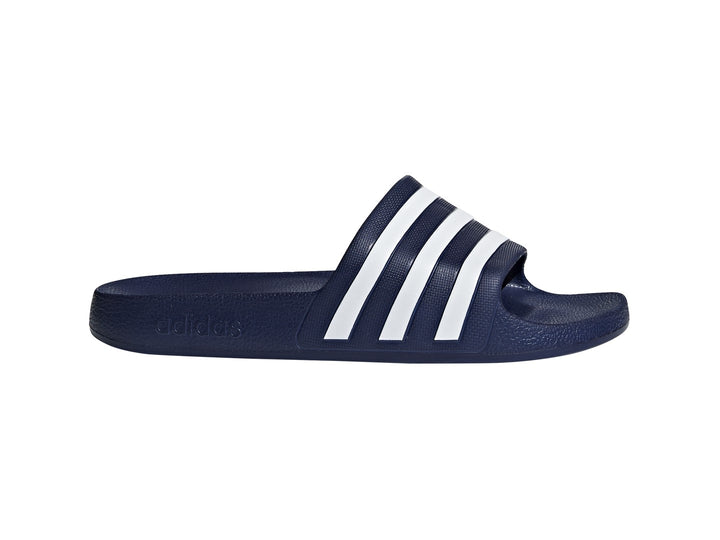 Sandalia Adidas Adilette Aqua en color azul marino con tres franjas blancas laterales.