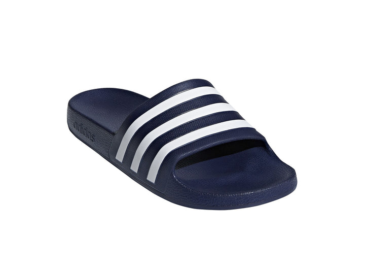 Sandalia Adidas Adilette Aqua en color azul marino con tres franjas blancas laterales.