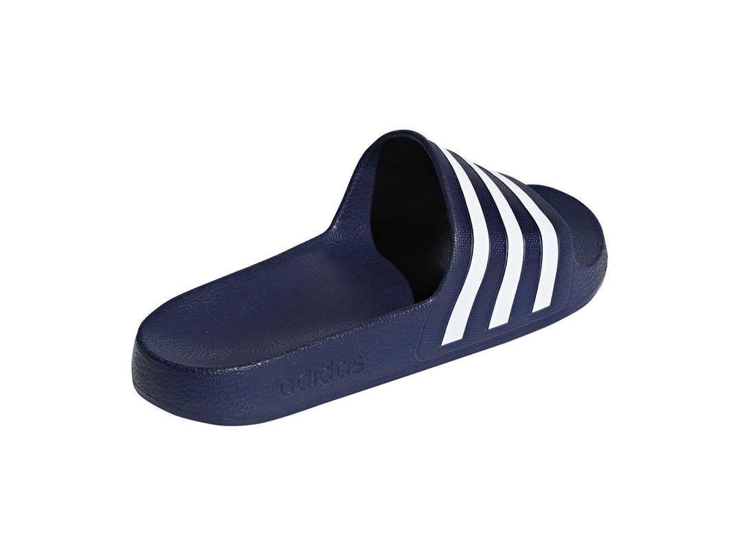 Sandalia Adidas Adilette Aqua en color azul marino con tres franjas blancas laterales.