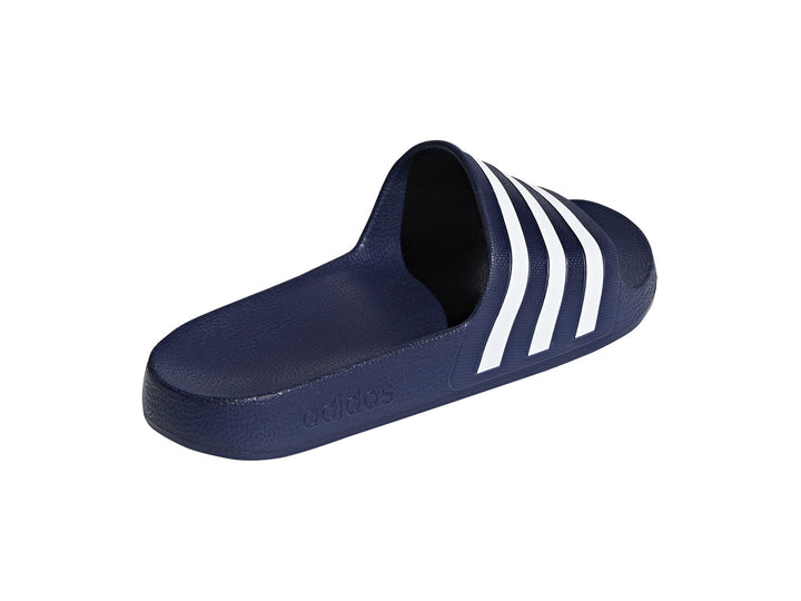 Sandalia Adidas Adilette Aqua en color azul marino con tres franjas blancas laterales.
