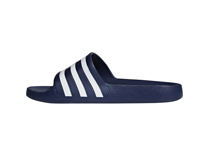 Sandalia Adidas Adilette Aqua en color azul marino con tres franjas blancas laterales.