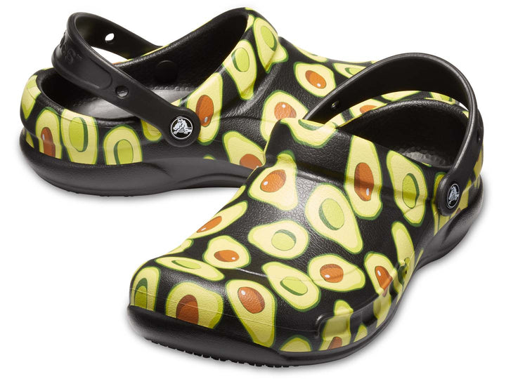 Zuecos Crocs Bistro Graphic para hombre en color negro con estampado de aguacates en tonos verde y amarillo.