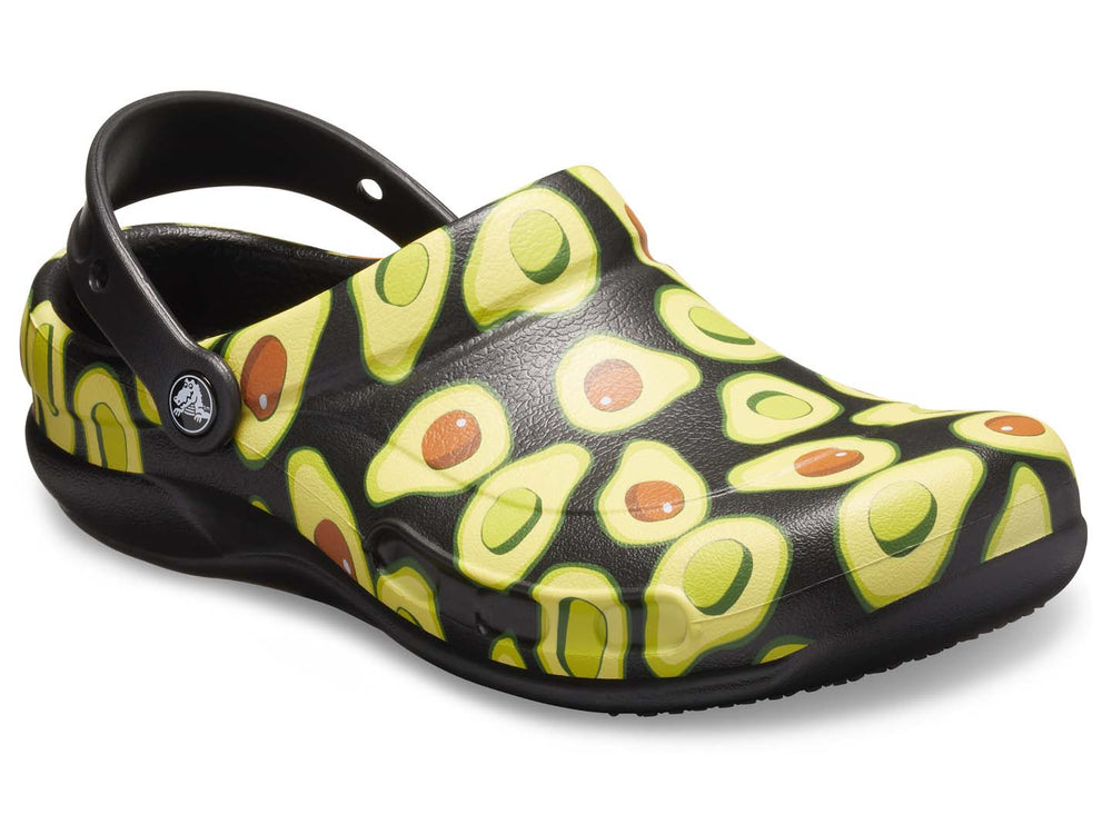 Zuecos Crocs Bistro Graphic para hombre en color negro con estampado de aguacates en tonos verde y amarillo.