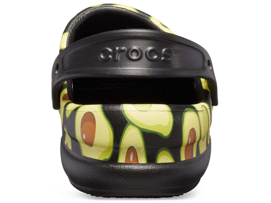 Zuecos Crocs Bistro Graphic para hombre en color negro con estampado de aguacates en tonos verde y amarillo.