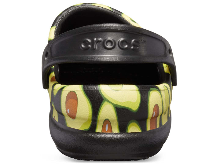 Zuecos Crocs Bistro Graphic para hombre en color negro con estampado de aguacates en tonos verde y amarillo.