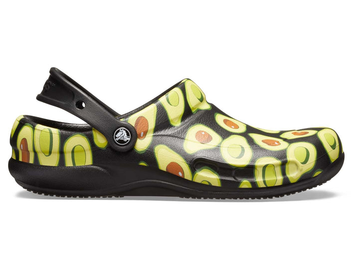 Zuecos Crocs Bistro Graphic para hombre en color negro con estampado de aguacates en tonos verde y amarillo.