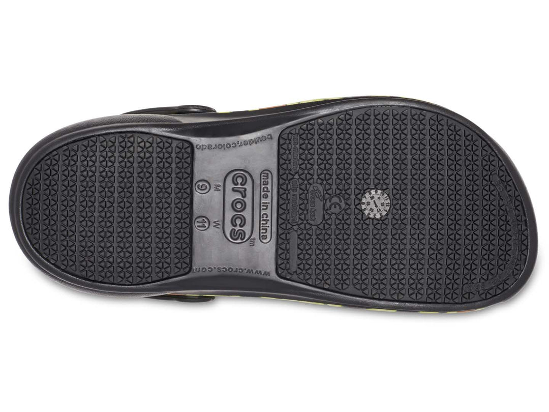 Zuecos Crocs Bistro Graphic para hombre en color negro con estampado de aguacates en tonos verde y amarillo.