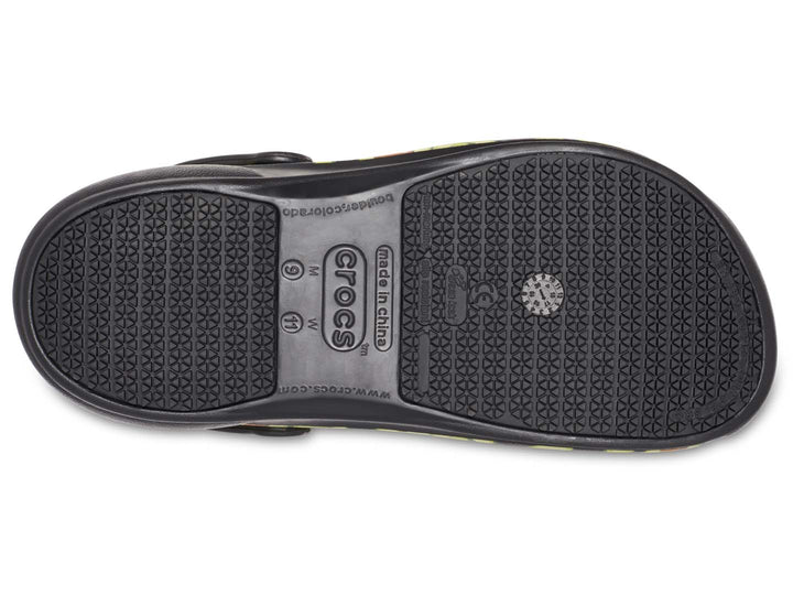 Zuecos Crocs Bistro Graphic para hombre en color negro con estampado de aguacates en tonos verde y amarillo.