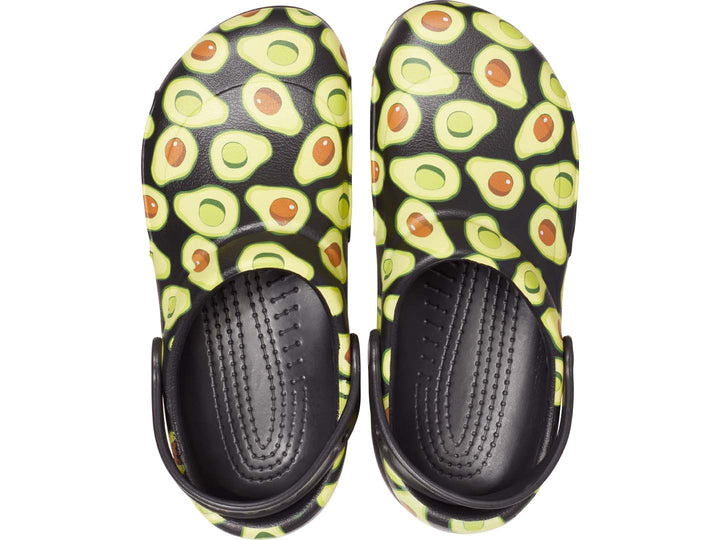 Zuecos Crocs Bistro Graphic para hombre en color negro con estampado de aguacates en tonos verde y amarillo.