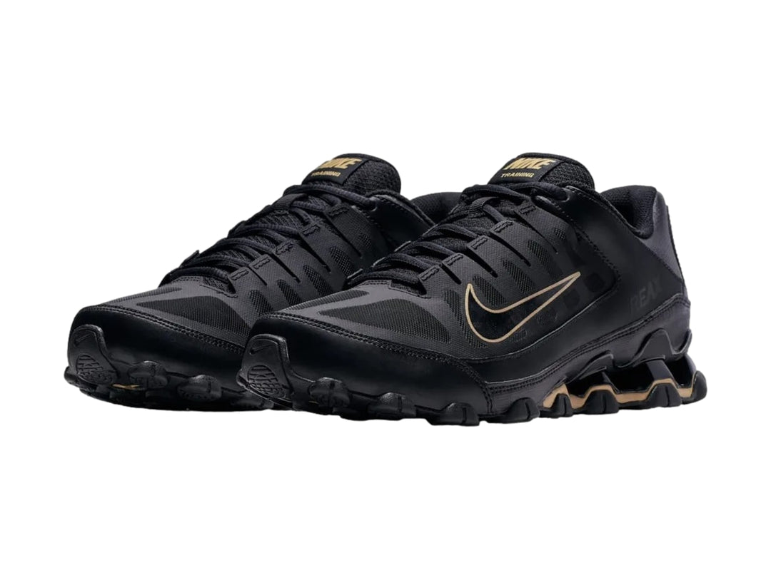 Tenis Nike Reax 8 TR Mesh en color negro con detalles dorados en la suela, diseño deportivo y malla transpirable.
