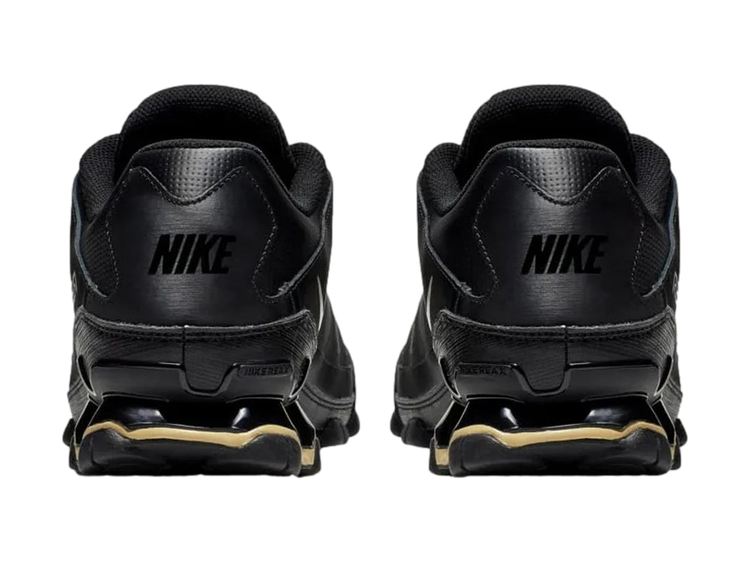 Tenis Nike Reax 8 TR Mesh en color negro con detalles dorados en la suela, diseño deportivo y malla transpirable.