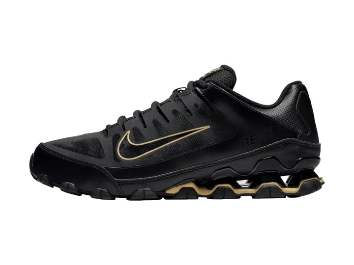 Tenis Nike Reax 8 TR Mesh en color negro con detalles dorados en la suela, diseño deportivo y malla transpirable.