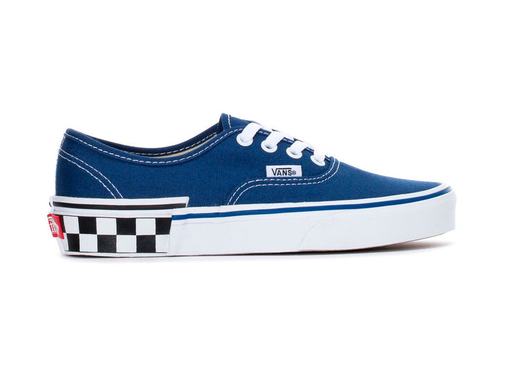 Tenis Vans Authentic azul marino con suela blanca y patrón de cuadros en el talón.